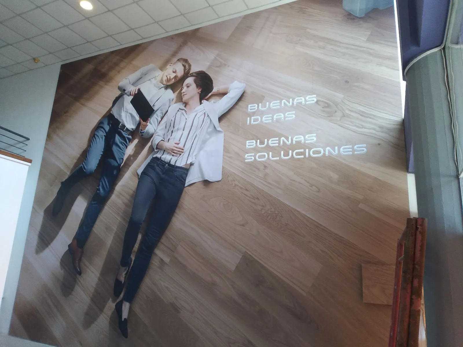 Vinilo decorativo en pared interior